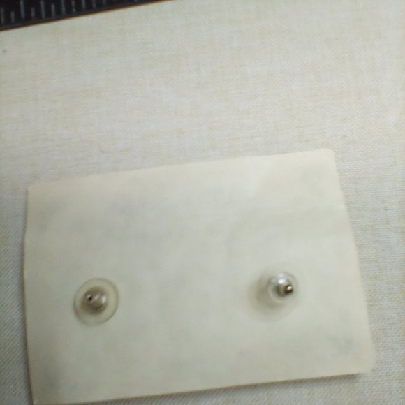 Pair of Women stud earrings - Picture 3 of 4